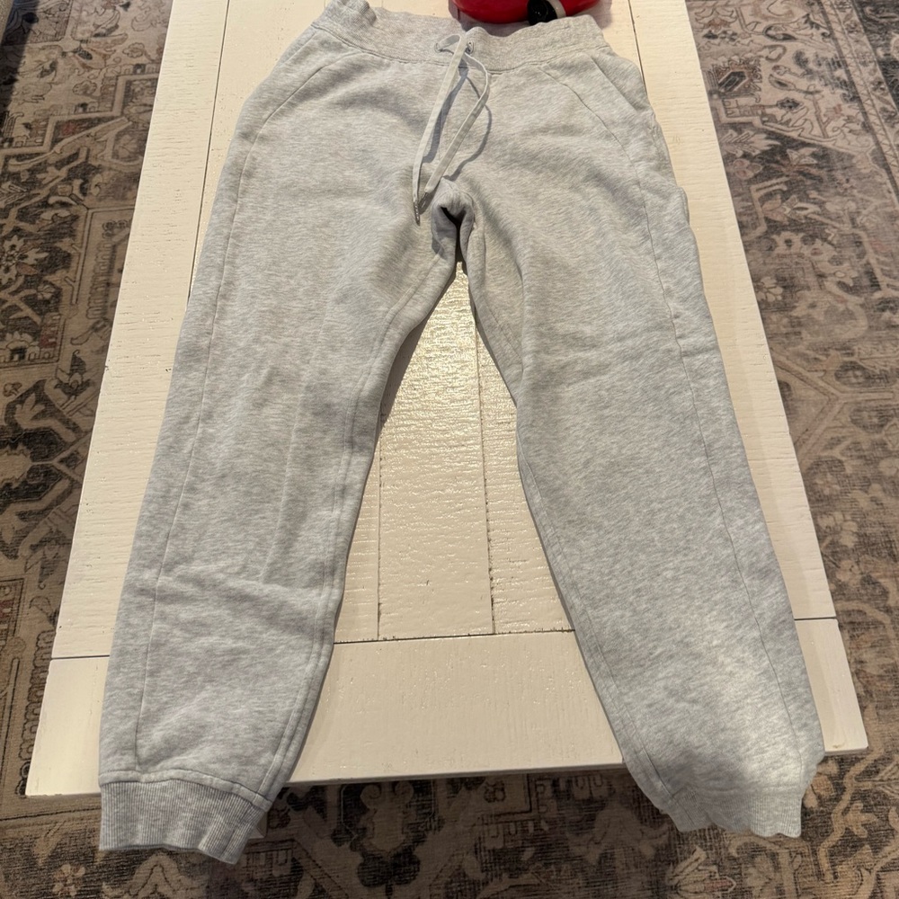 Lululemon Scuba High-Rise Jogger
Full Length size 6 gray color